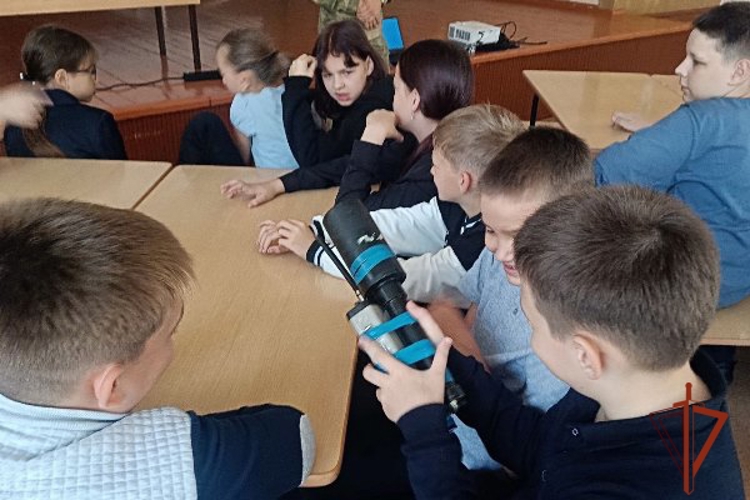 Офицер зеленогорской воинской части Росгвардии провел Урок безопасности в День солидарности в борьбе с терроризмом