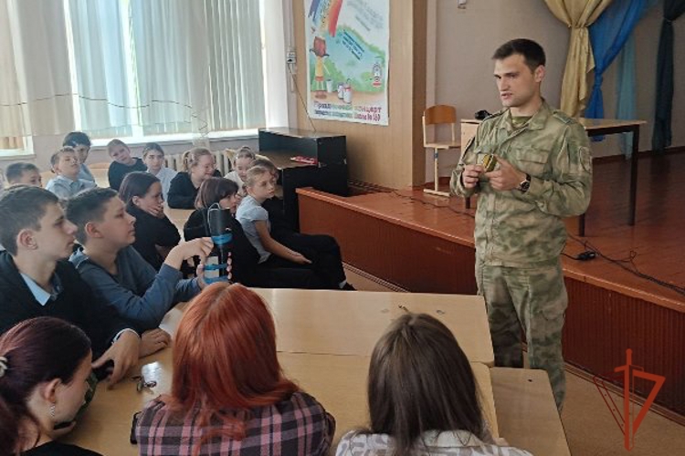 Офицер зеленогорской воинской части Росгвардии провел Урок безопасности в День солидарности в борьбе с терроризмом