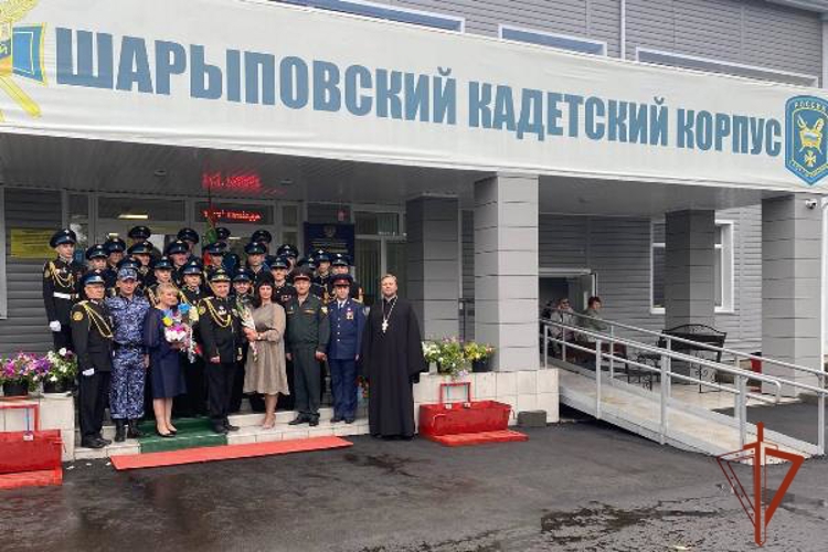 Сотрудники Росгвардии поздравили шарыповских кадетов с Днём знаний