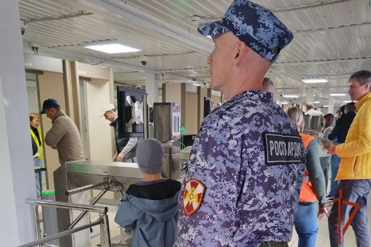 Росгвардейцы обеспечили правопорядок на футбольном матче в Красноярске