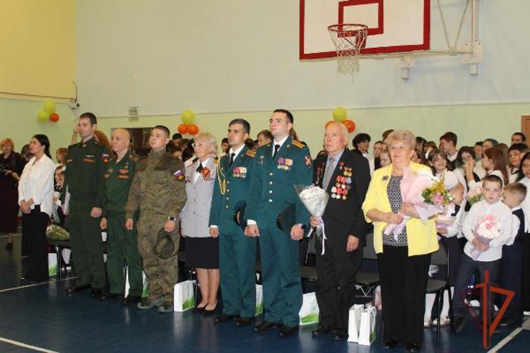 Росгвардейцы поздравили школьников с Днем знаний и вручили им подарки