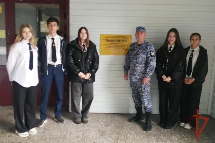 В Минусинском районе офицер Росгвардии провел занятие со старшеклассниками по противодействию терроризму и экстремизму