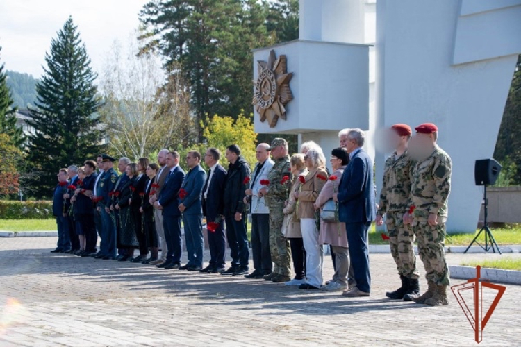 В Железногорске спецназовцы батальона Красноярского соединения  Росгвардии вместе с горожанами почтили память жертв блокады Ленинграда