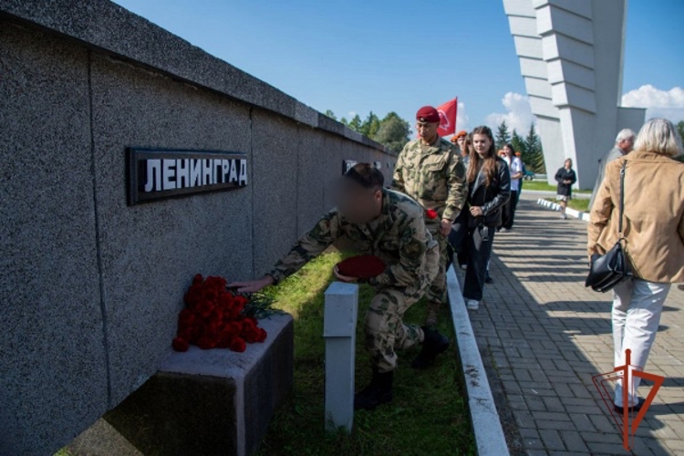 В Железногорске спецназовцы батальона Красноярского соединения  Росгвардии вместе с горожанами почтили память жертв блокады Ленинграда