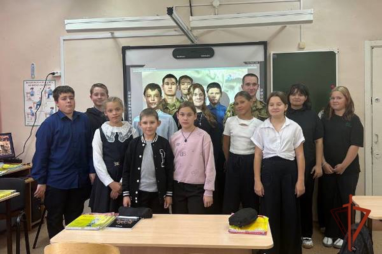 В Зеленогорске военнослужащие Росгвардии провели урок Мужества со школьниками