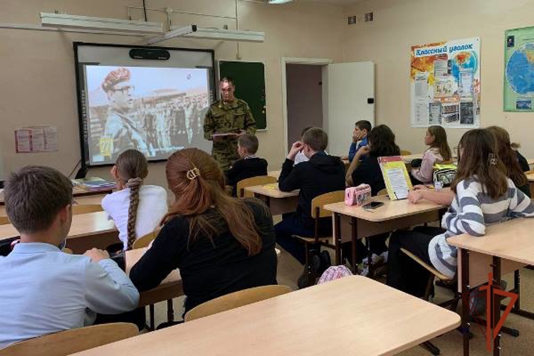 В Зеленогорске военнослужащие Росгвардии провели урок Мужества со школьниками
