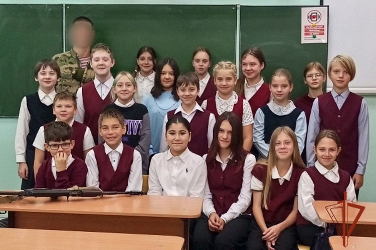 Железногорские военнослужащие Росгвардии провели Урок мужества со школьниками
