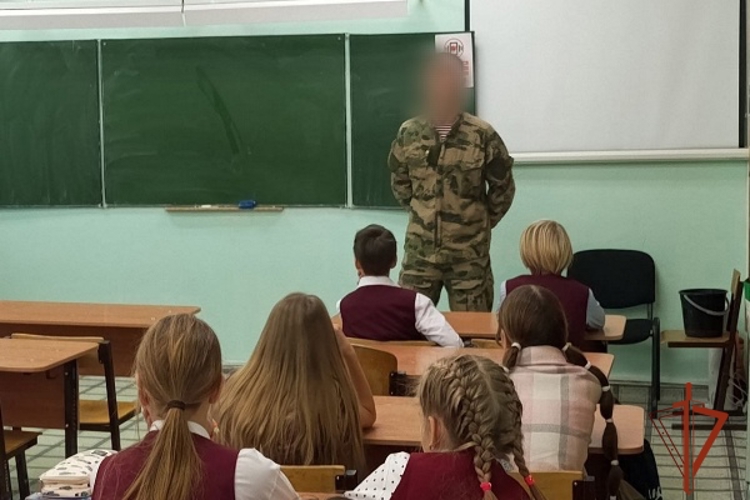 Железногорские военнослужащие Росгвардии провели Урок мужества со школьниками