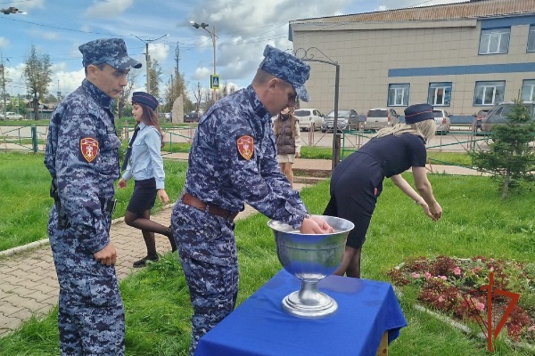 В Ужуре Росгвардейцы почтили память жертв терроризма в День солидарности борьбы с терроризмом