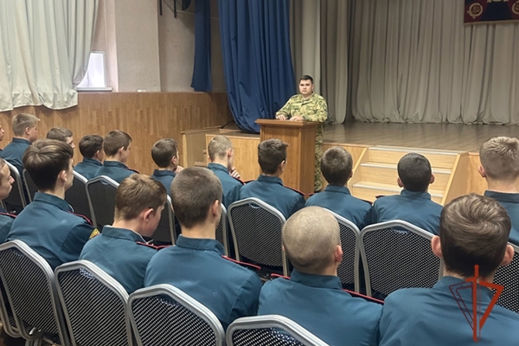 В Железногорске военнослужащие Росгвардии провели Урок мужества с воспитанниками кадетского корпуса