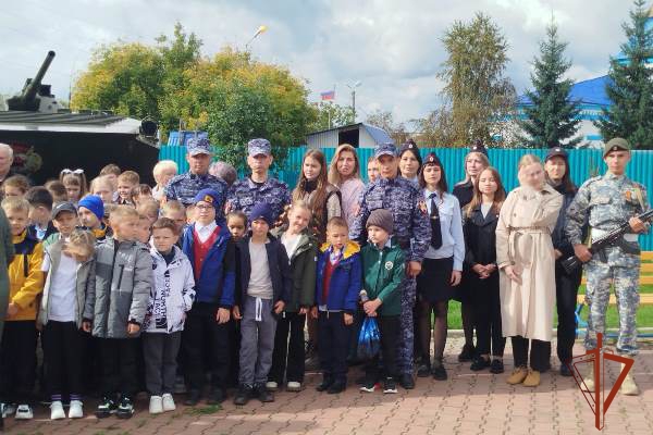 В Ужуре Росгвардейцы почтили память жертв терроризма в День солидарности борьбы с терроризмом