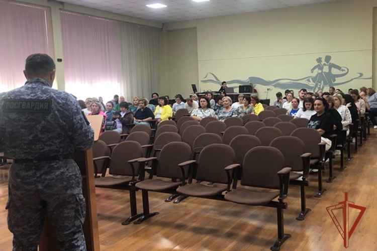 Росгвардейцы провели тактические занятия в одной из красноярских школ