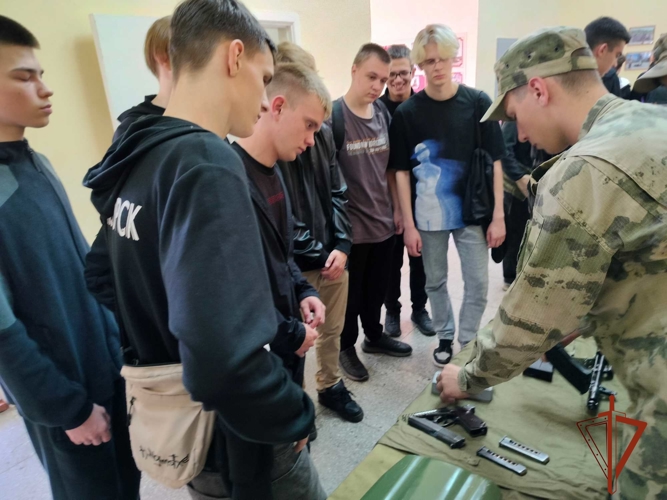 Зеленогорские военнослужащие Росгвардии открыли двери своей части для школьников