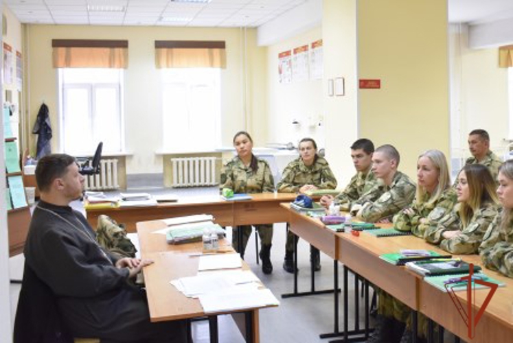 В Железногорске священнослужитель рассказал военнослужащим Красноярского соединения о Дне народного единства