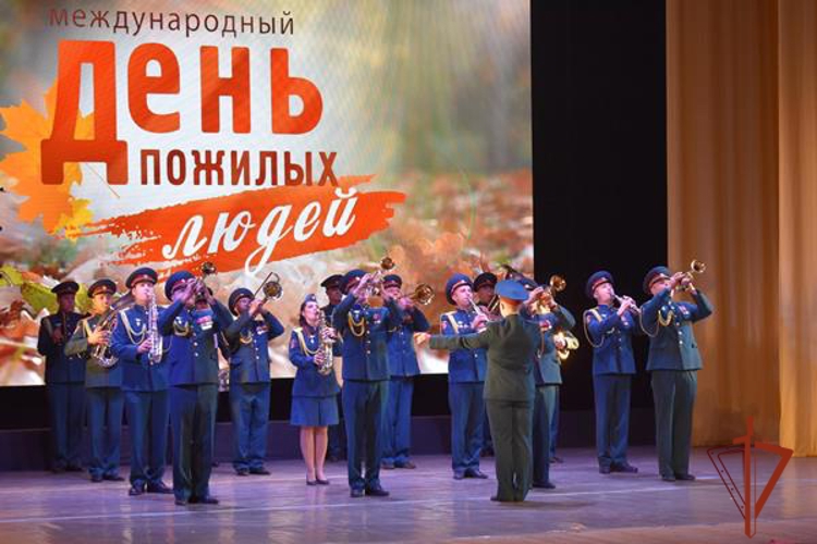 Росгвардейцы поздравили жителей и ветеранов Железногорска с Международным Днем пожилого человека