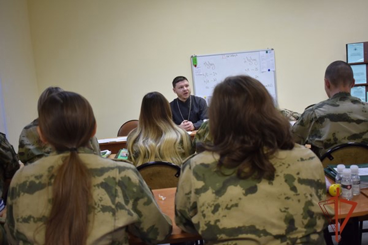 В Железногорске священнослужитель рассказал военнослужащим Красноярского соединения о Дне народного единства