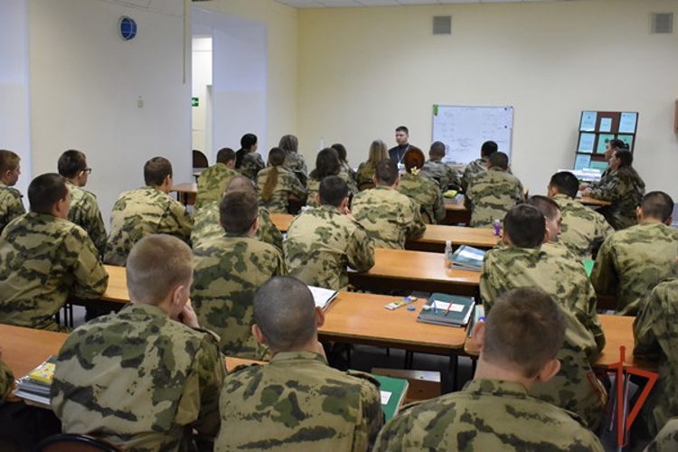 В Железногорске священнослужитель рассказал военнослужащим Красноярского соединения о Дне народного единства