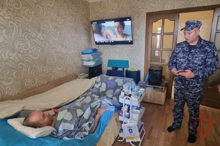 В Красноярске заместитель начальника теруправления вручил награду бойцу бригады Росгвардии