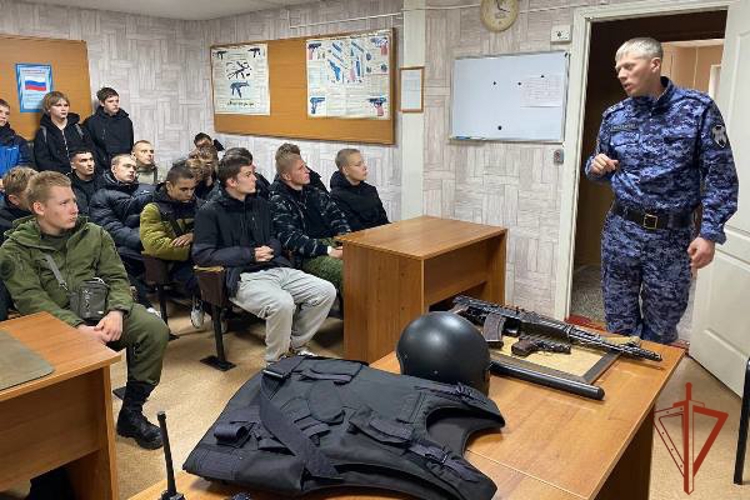 Шарыповские росгвардейцы организовали в подразделении встречу со школьниками