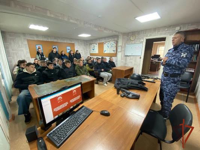 Шарыповские росгвардейцы организовали в подразделении встречу со школьниками