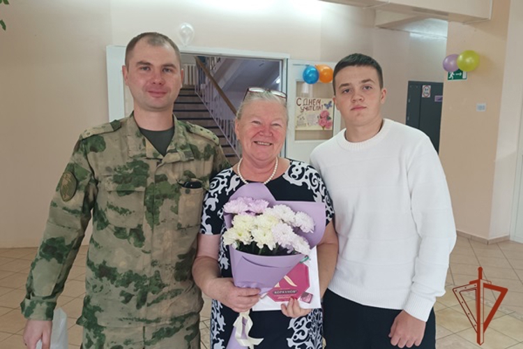 Военнослужащие и сотрудники Росгвардии поздравили  преподавателей с профессиональным праздником