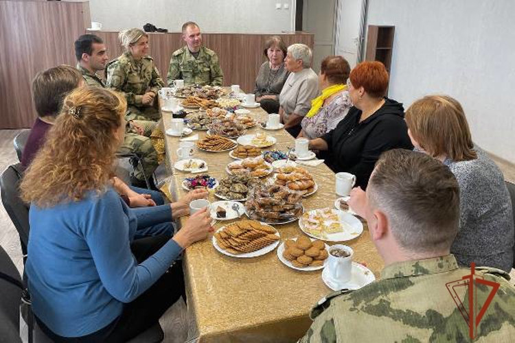 Зеленогорские военнослужащие Росгвардии встретились с ветеранами подразделения
