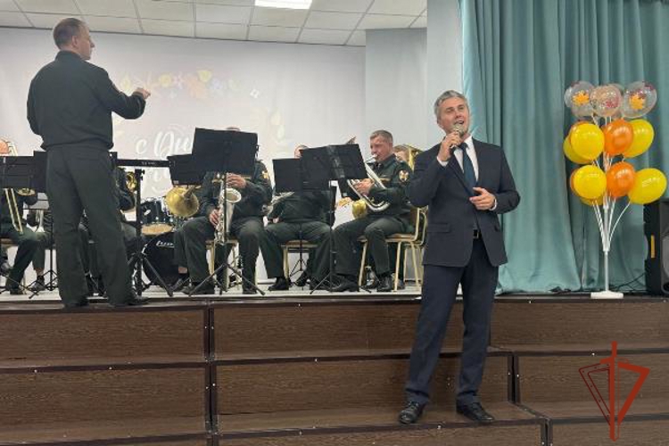 Военнослужащие и сотрудники Росгвардии поздравили  преподавателей с профессиональным праздником