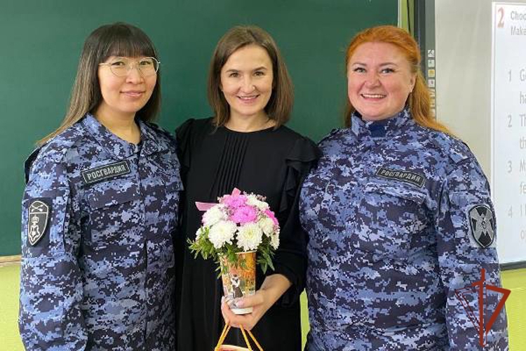 Военнослужащие и сотрудники Росгвардии поздравили  преподавателей с профессиональным праздником