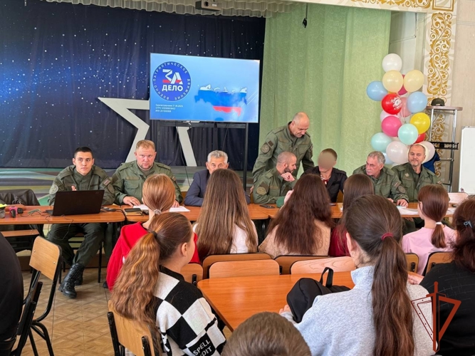 В Красноярском крае росгвардейцы встретились со школьниками в рамках проекта «Ступень к спецназу!»