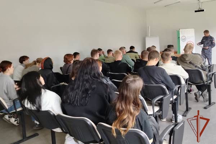 Ужурский сотрудник Росгвардии рассказал студентам о перспективах службы и обучения в ведомственных вузах   
