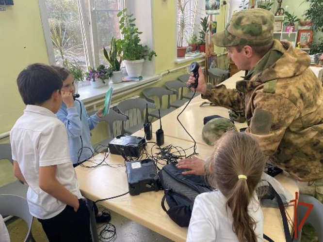Красноярские военнослужащие Росгвардии познакомили школьников со своей службой