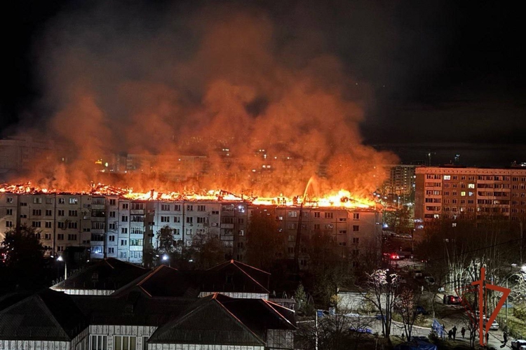 В Красноярском крае сотрудники Росгвардии оказали помощь в тушении пожара в многоквартирном доме