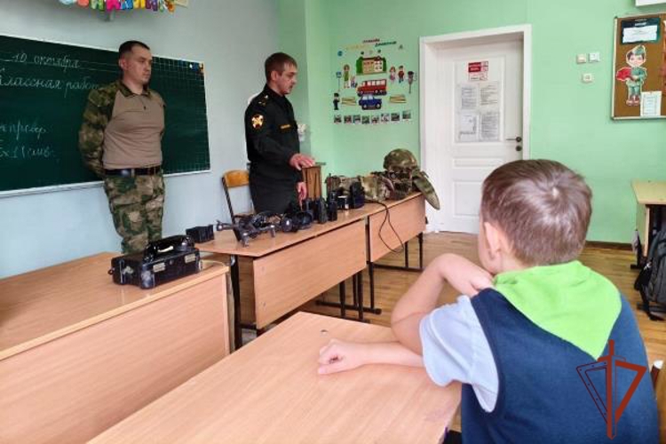 Красноярские военнослужащие Росгвардии познакомили школьников со своей службой