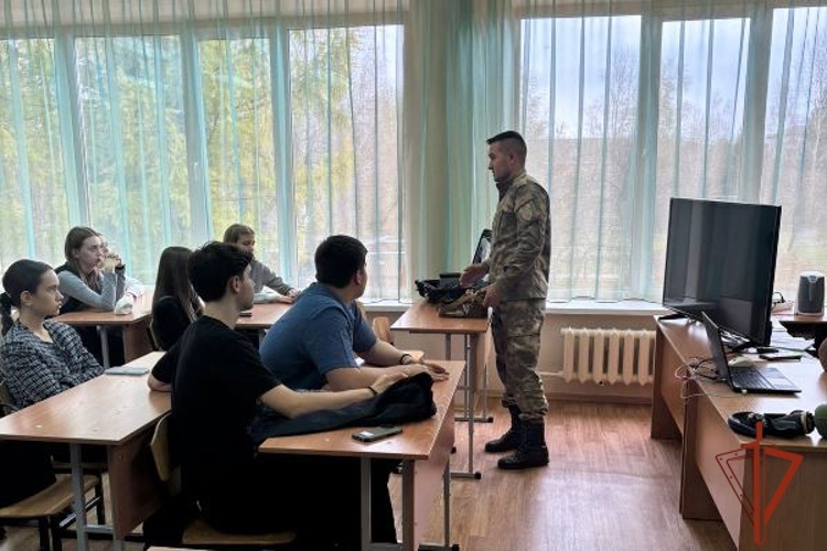 Зеленогорский военнослужащий Росгвардии провел урок со школьниками по РХБ защите