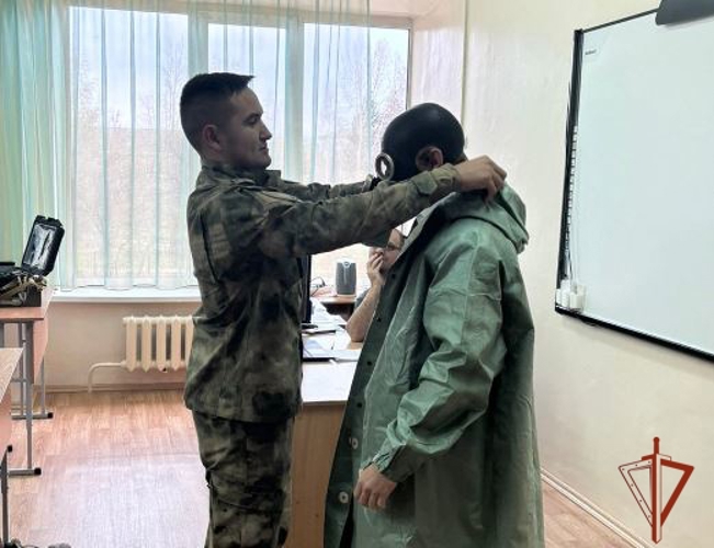 Зеленогорский военнослужащий Росгвардии провел урок со школьниками по РХБ защите