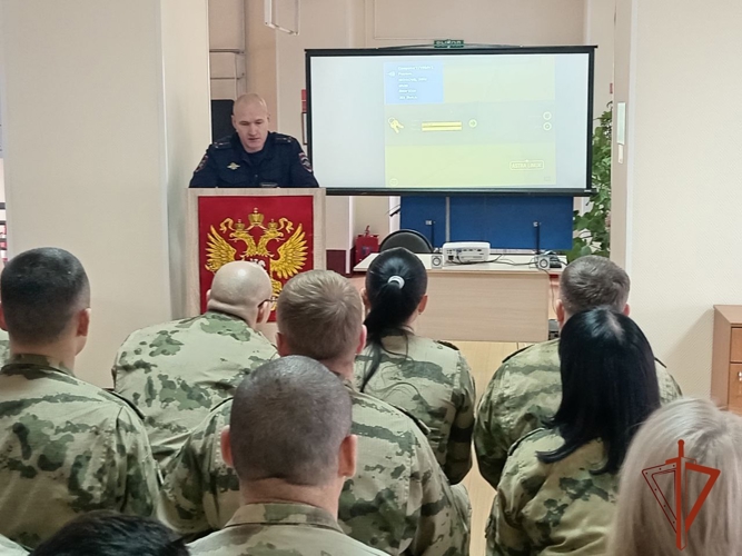 В железногорской воинской части Росгвардии прошла встреча с сотрудником ГИБДД
