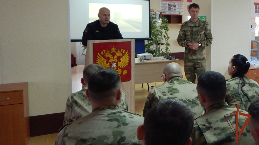 В железногорской воинской части Росгвардии прошла встреча с сотрудником ГИБДД
