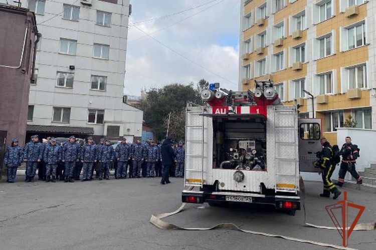 В Красноярске росгвардейцы совместно с сотрудниками МЧС провели противопожарное занятие