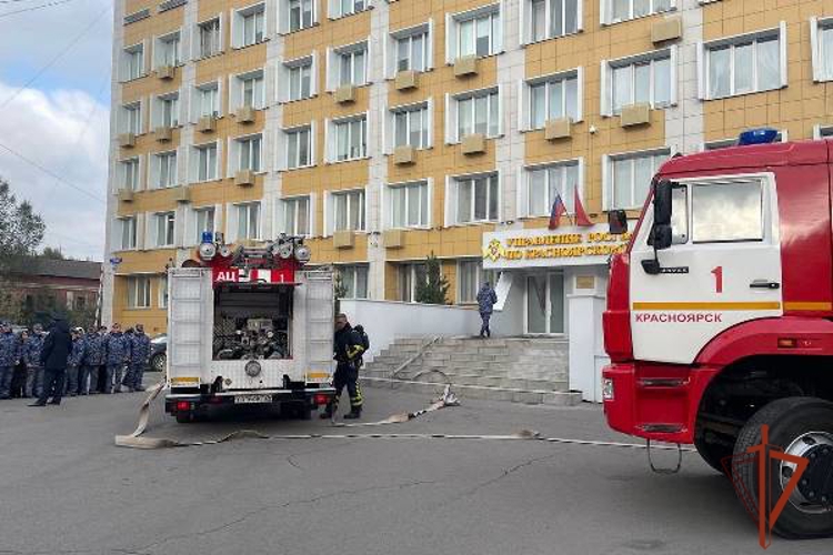 В Красноярске росгвардейцы совместно с сотрудниками МЧС провели противопожарное занятие