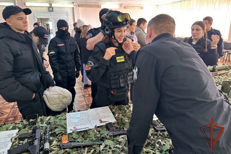 Студенты красноярских техникумов пришли в гости к сотрудникам ОМОН Росгвардии