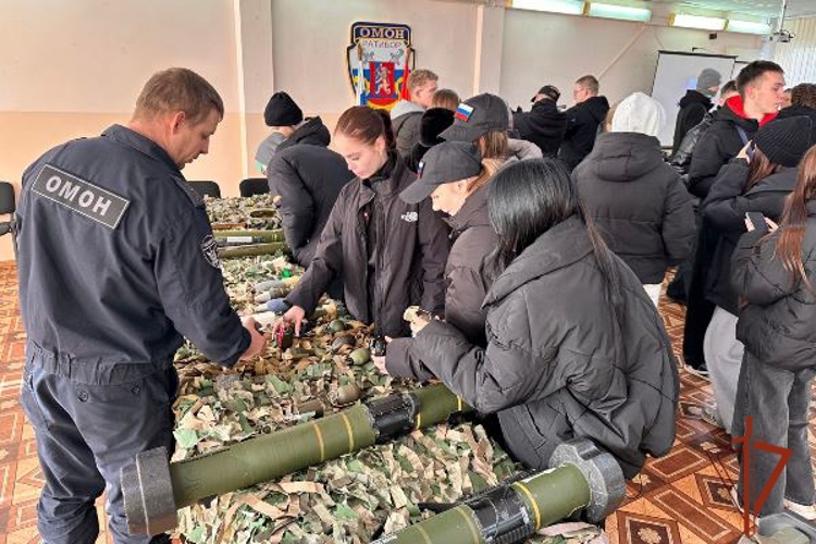 Студенты красноярских техникумов пришли в гости к сотрудникам ОМОН Росгвардии