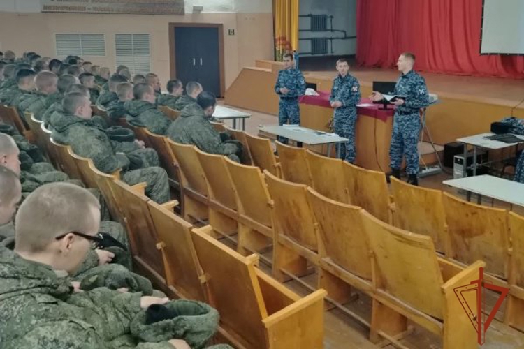 Представители ужурской Росгвардии провели агитацию среди военнослужащих срочной службы