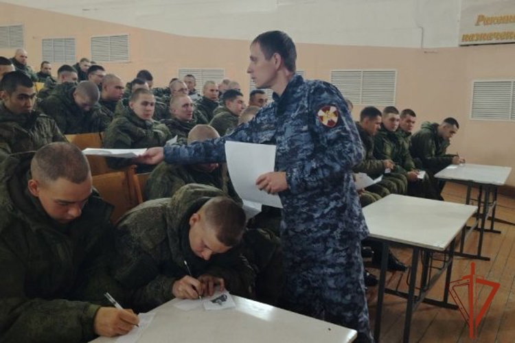 Представители ужурской Росгвардии провели агитацию среди военнослужащих срочной службы