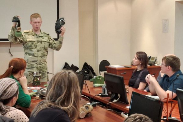 Военнослужащий Красноярского соединения Росгвардии провел занятия  с представителями центра гигиены и эпидемиологии