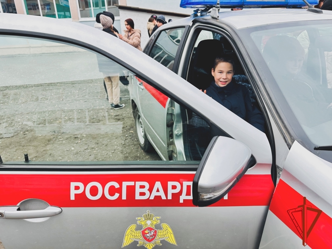Минусинские сотрудники Росгвардии рассказали школьникам о своей профессии