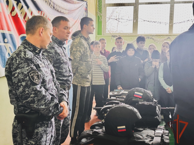 Минусинские сотрудники Росгвардии рассказали школьникам о своей профессии
