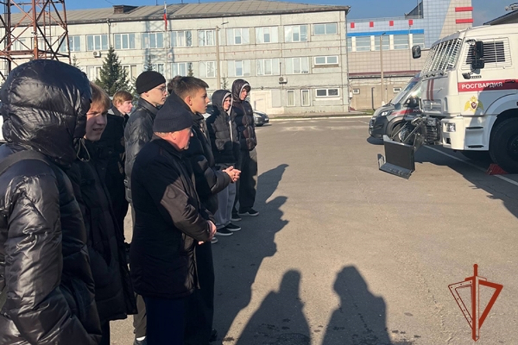 Студенты красноярских техникумов пришли в гости к сотрудникам ОМОН Росгвардии