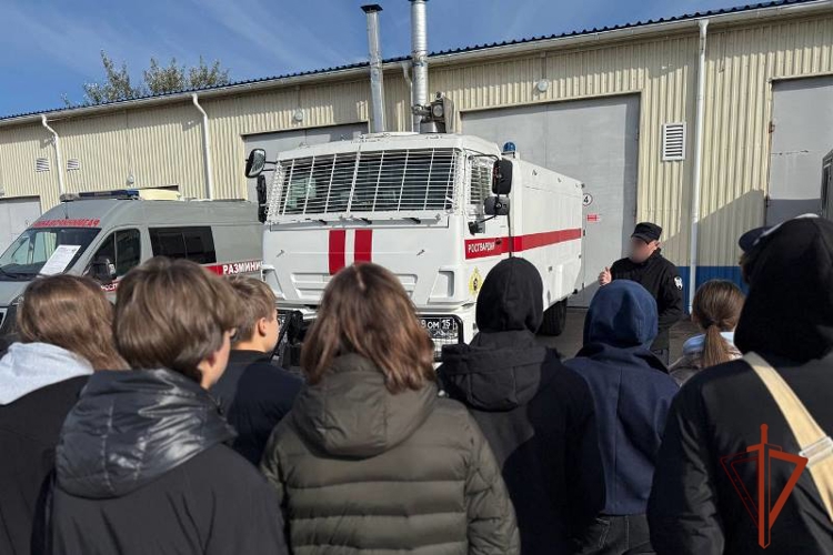 В красноярском ОМОНе прошел день открытых дверей для школьников