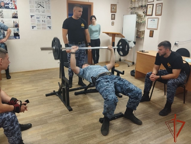 Ачинские сотрудники Росгвардии стали победителями в турнире по русскому жиму, организованном  судебными приставами