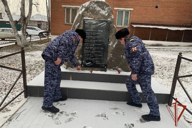 Сотрудники Росгвардии почтили память погибших сотрудников органов внутренних дел в Красноярском крае